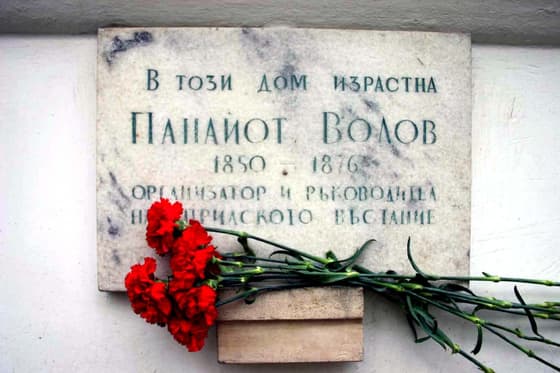 The marble plaque at the house: “In this home grew up Panayot Volov, 1850-1876, organiser and leader of the April Uprising”