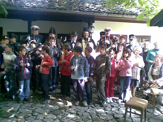 Children in the museum courtyard during a commemoration