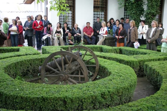 Visitors in the courtyard around the boxwood parterre