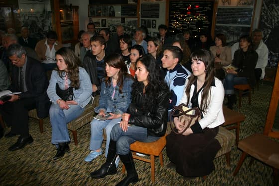 Pupils at a commemoration in the courtyard of the house-museum